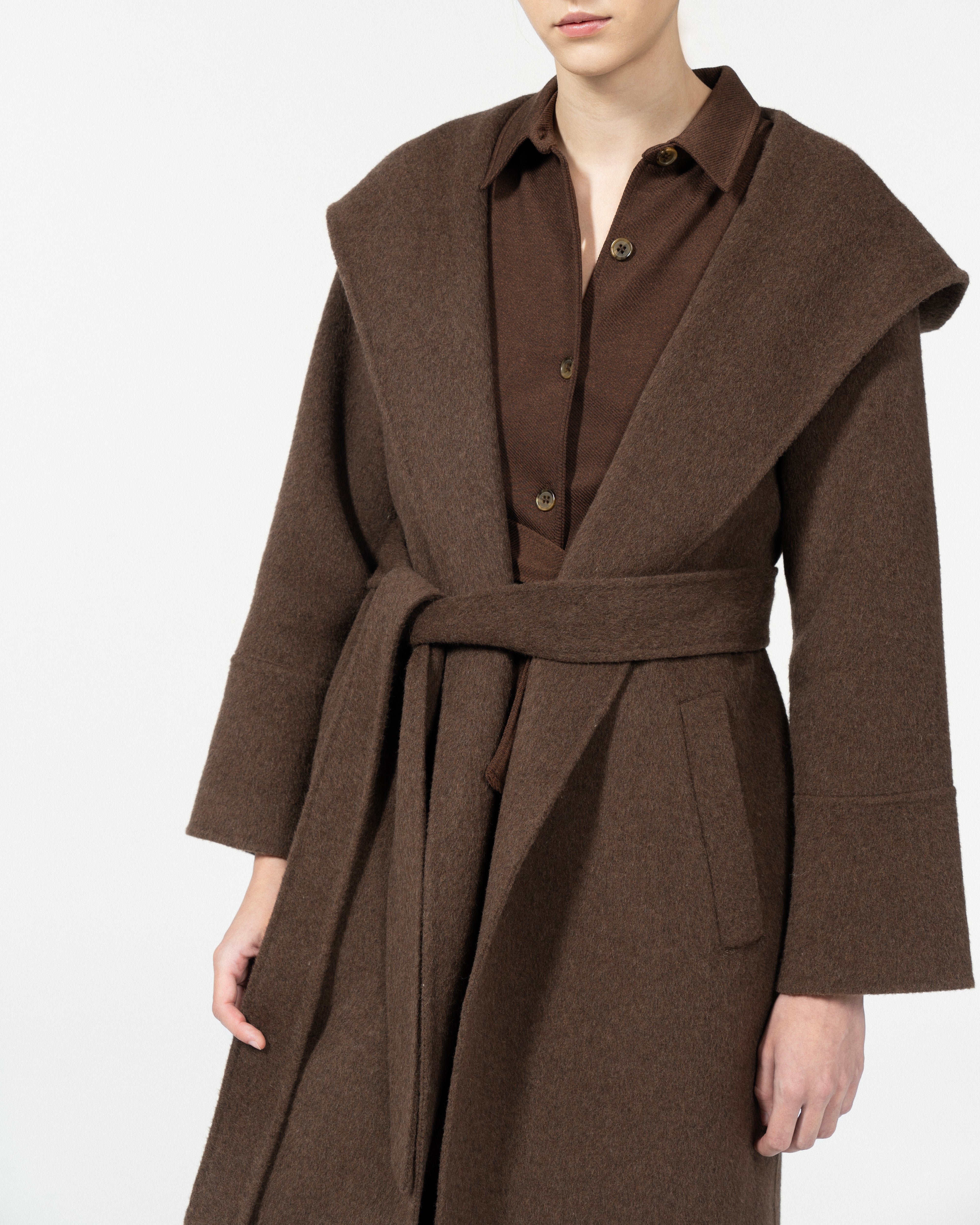 CAPPOTTO VESTAGLIA CON CAPPUCCIO E CINTURA