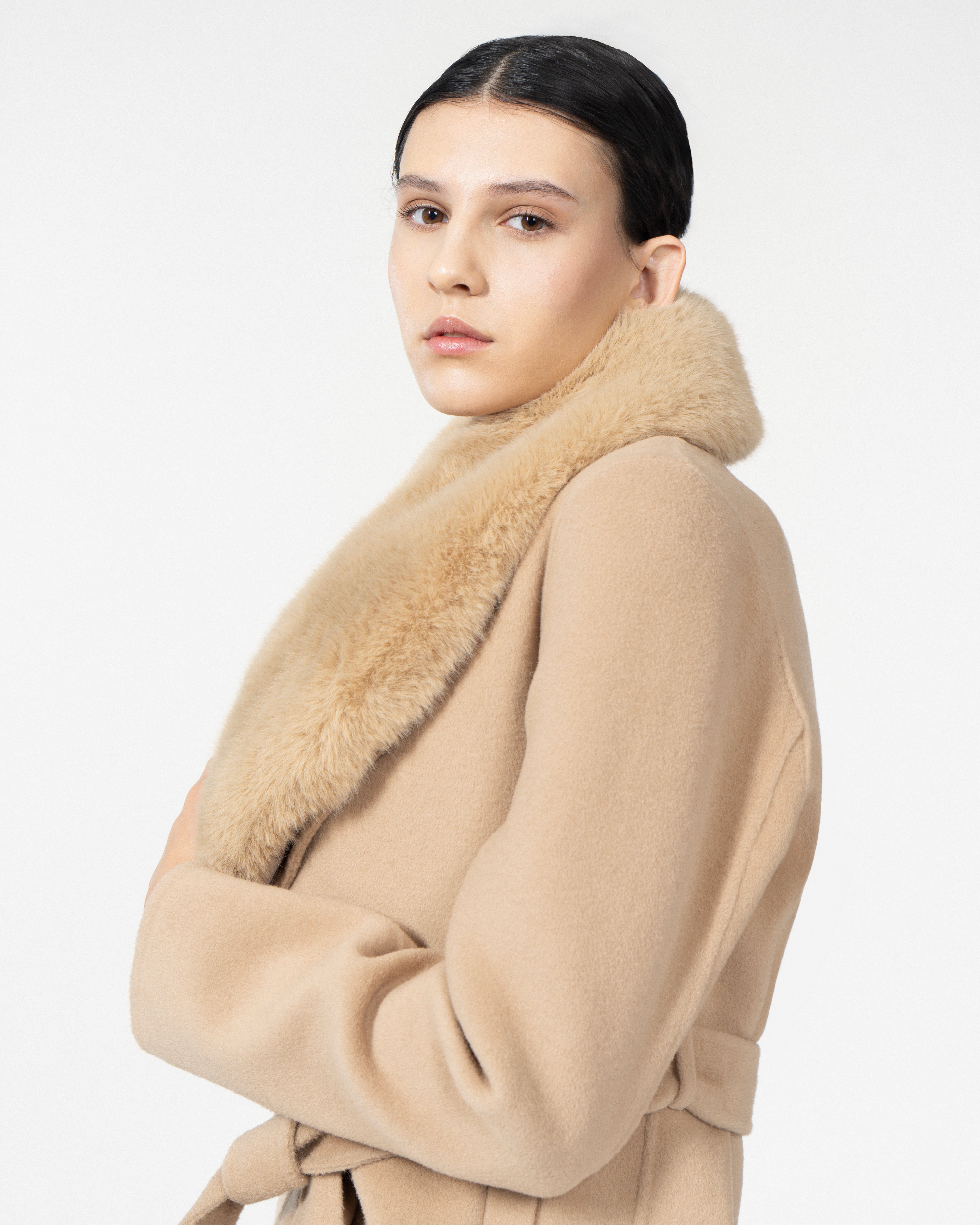 CAPPOTTO VESTAGLIA CON COLLO IN ECOPELLICCIA E CINTURA