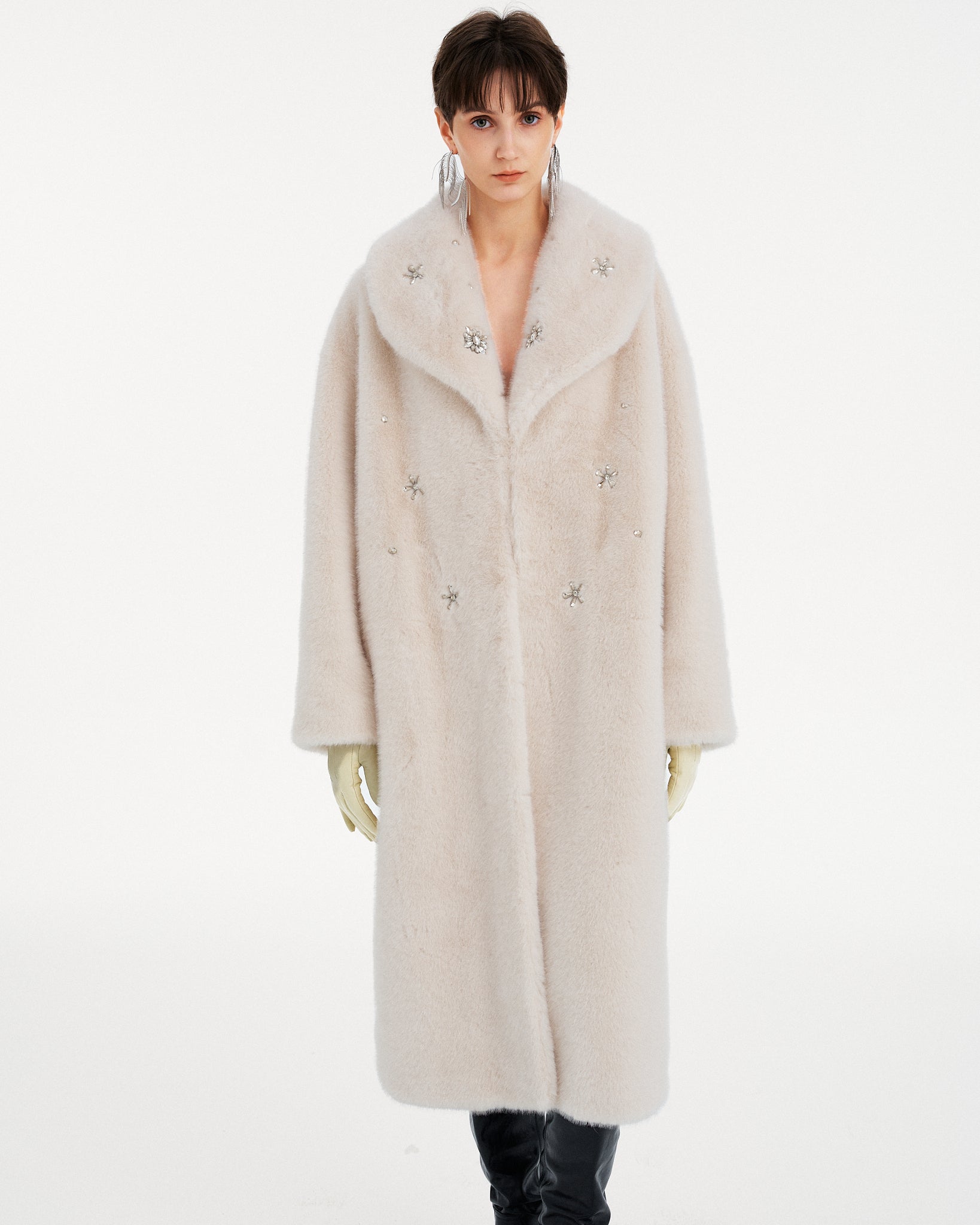 CAPPOTTO LUNGO IN ECOPELLICCIA CON RICAMI