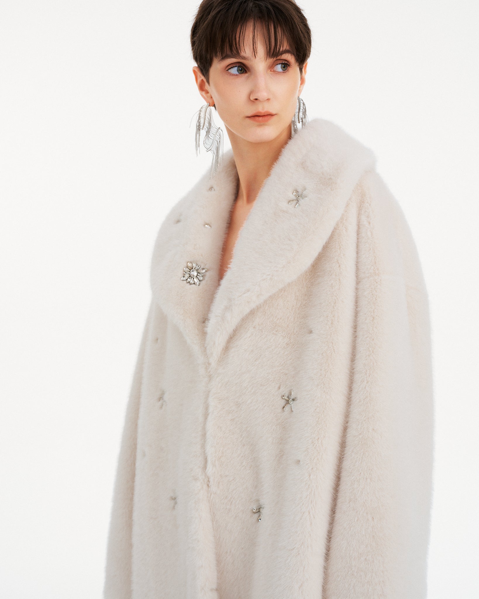 CAPPOTTO LUNGO IN ECOPELLICCIA CON RICAMI