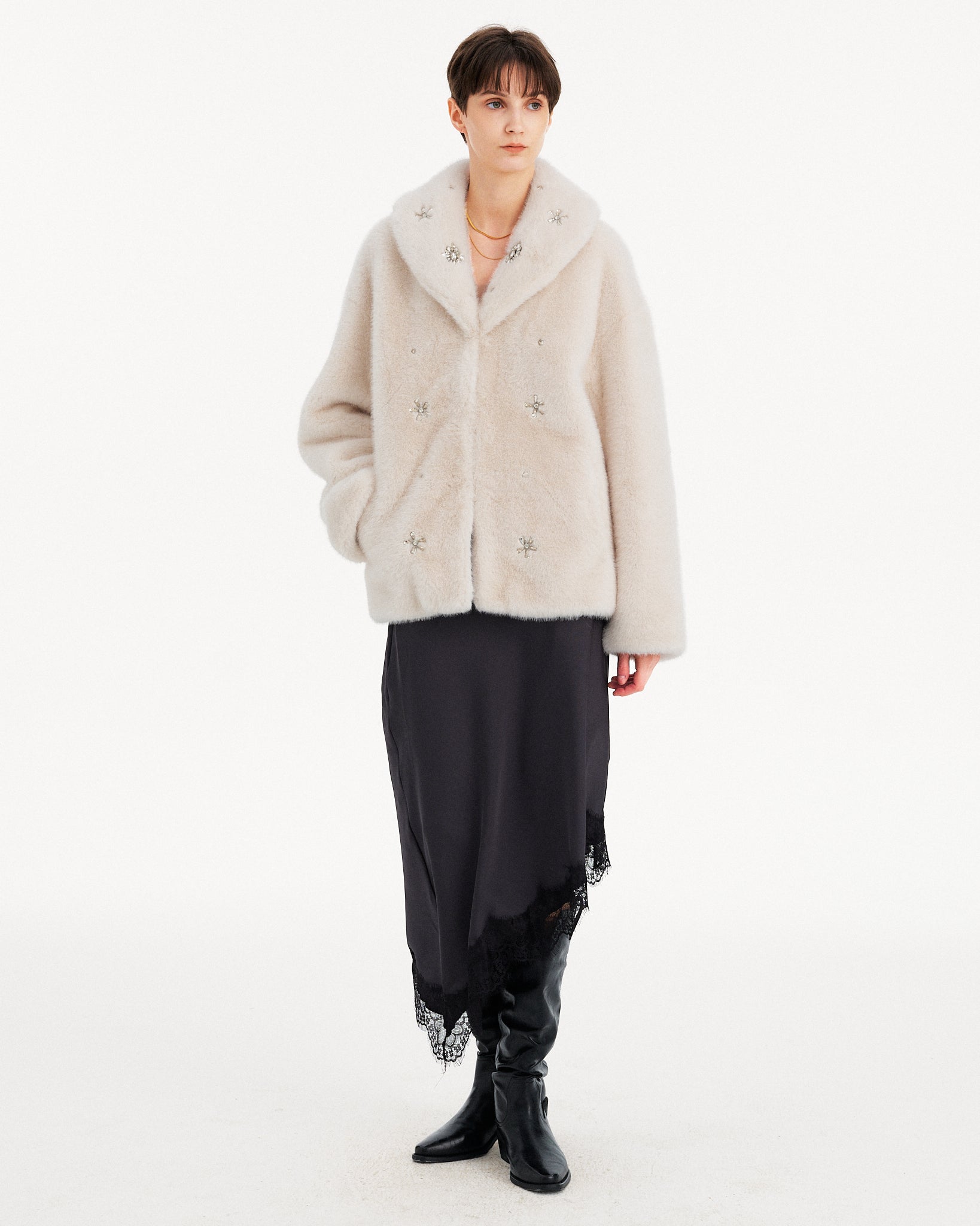 CAPPOTTO CORTO ECOPELLICCIA CON RICAMI