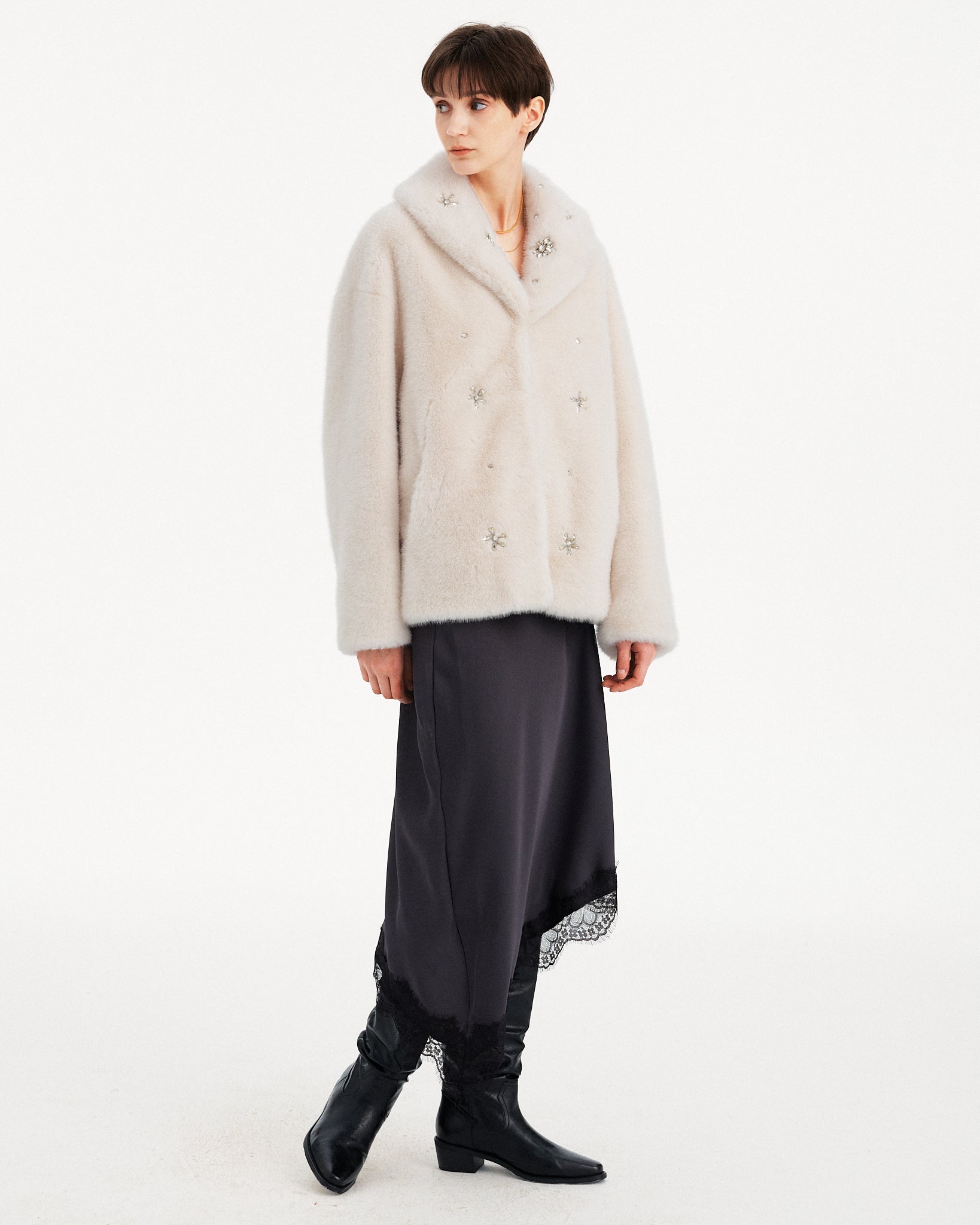 CAPPOTTO CORTO ECOPELLICCIA CON RICAMI