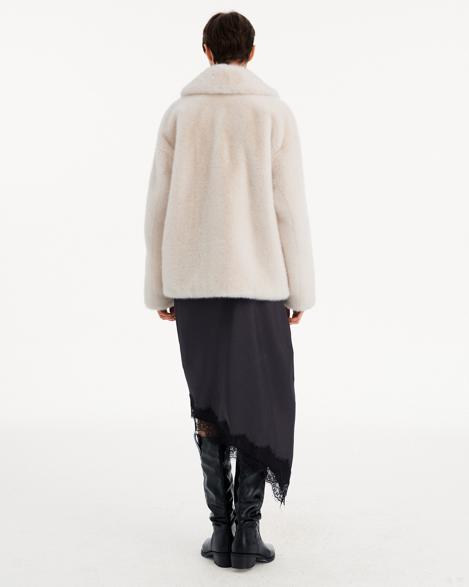 CAPPOTTO CORTO ECOPELLICCIA CON RICAMI