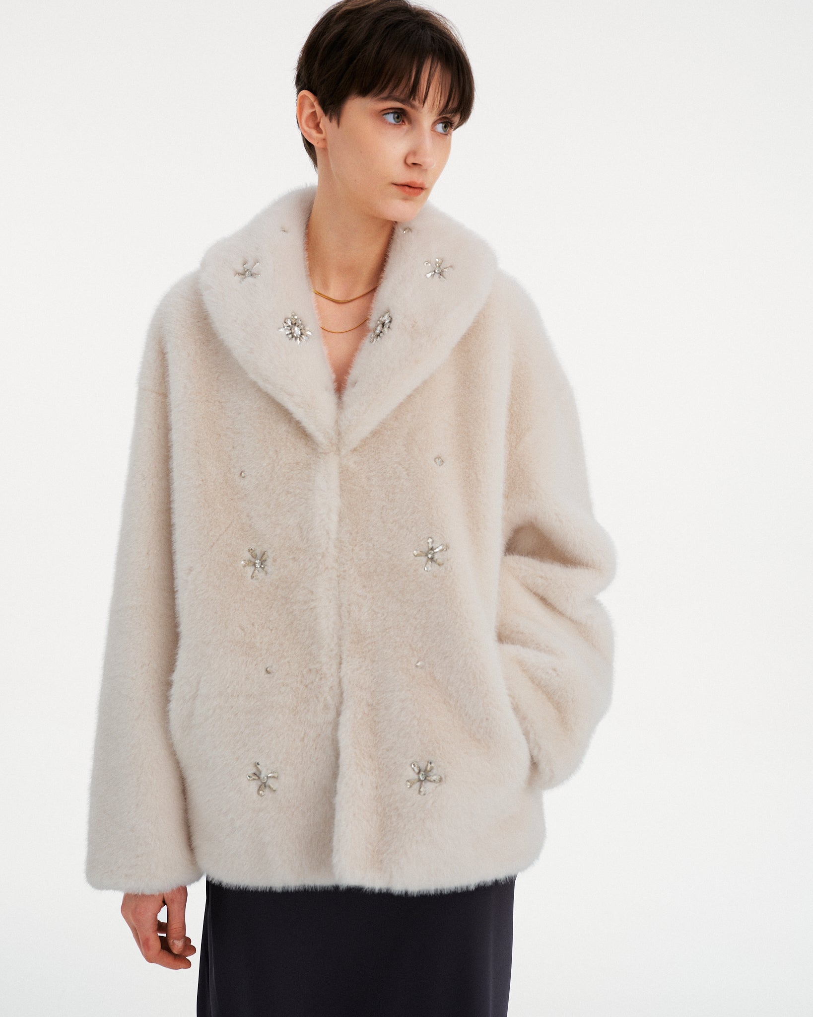 CAPPOTTO CORTO ECOPELLICCIA CON RICAMI